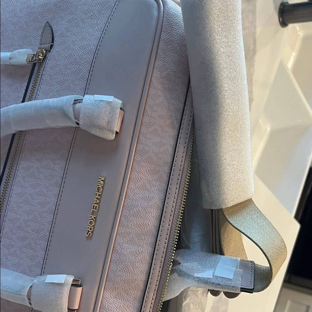 Michael Kors Powder Blush Weekender Bag
Brand New, tags and packing on bag. - Picture 4 of 5